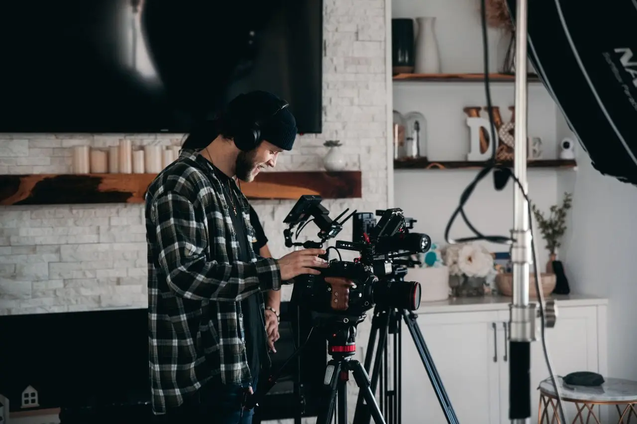 Professionelles Videostudio mit Licht und Kameratechnik