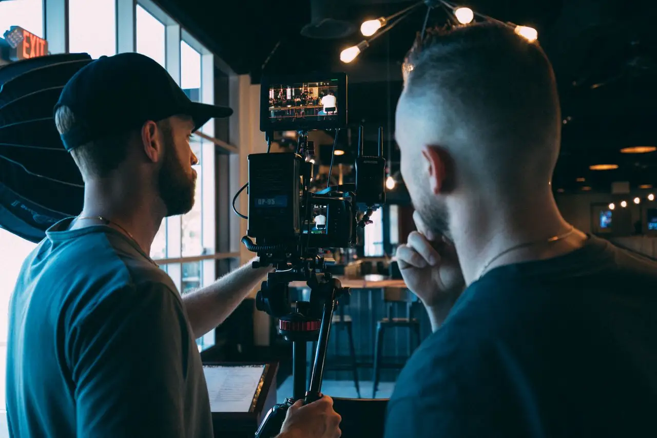 Professionelles Videostudio mit Licht und Kameratechnik