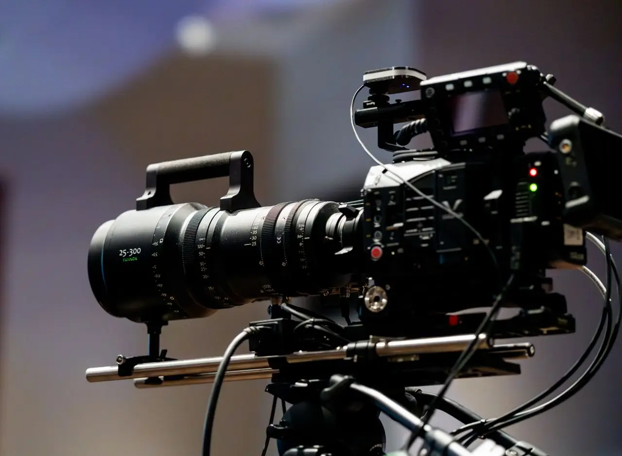 Professionelles Videostudio mit Licht und Kameratechnik