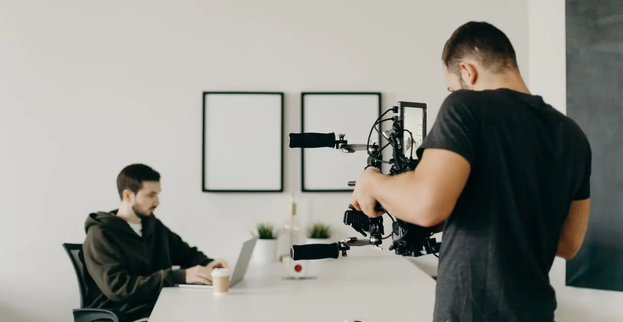 Professionelles Videostudio mit Licht und Kameratechnik