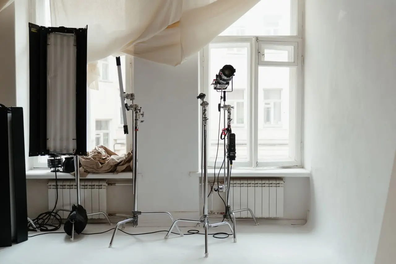 Professionelles Videostudio mit Licht und Kameratechnik