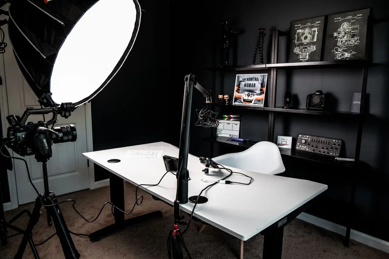 Professionelles Videostudio mit Licht und Kameratechnik