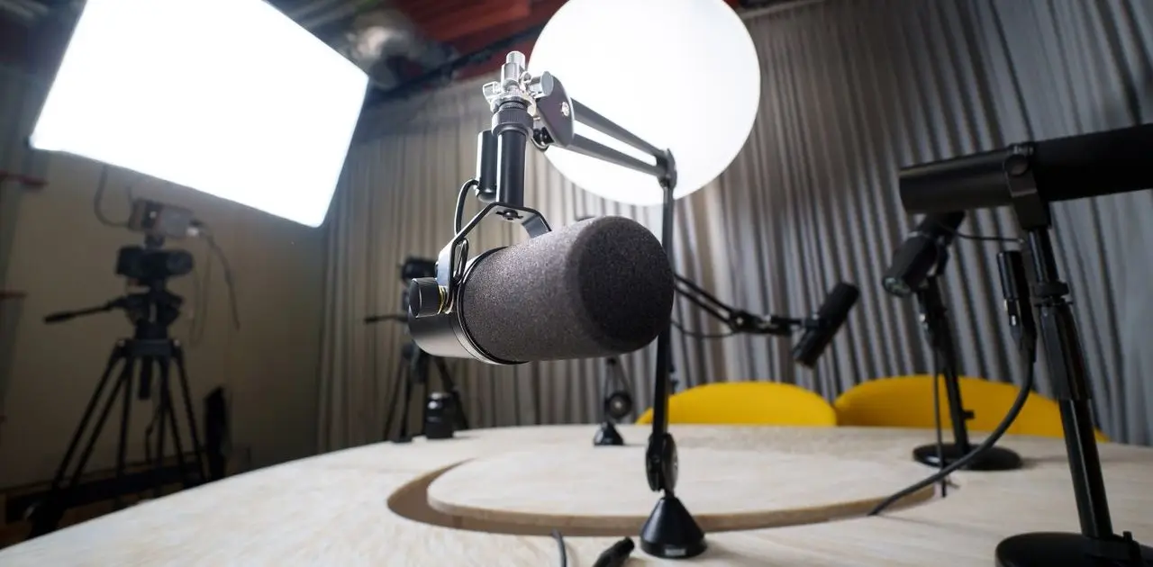 Videopodcast-Studio mit mehreren Kameraperspektiven