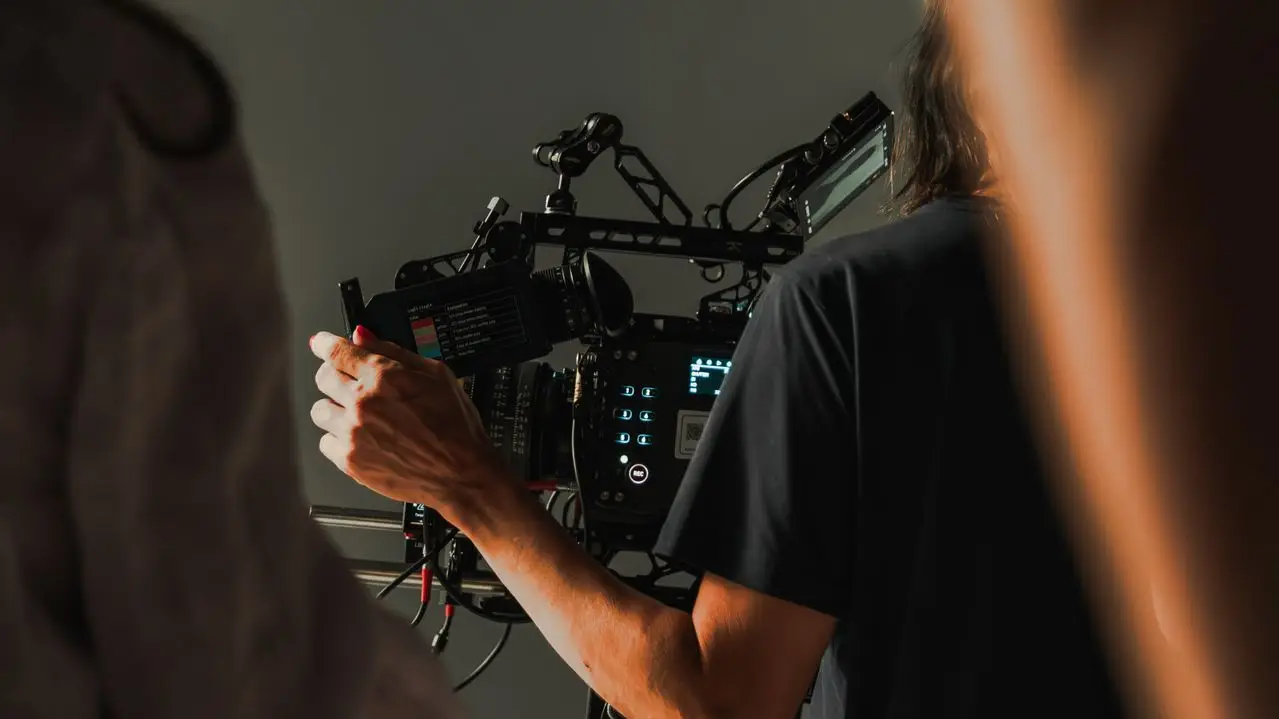 Professionelles Videostudio mit Licht und Kameratechnik