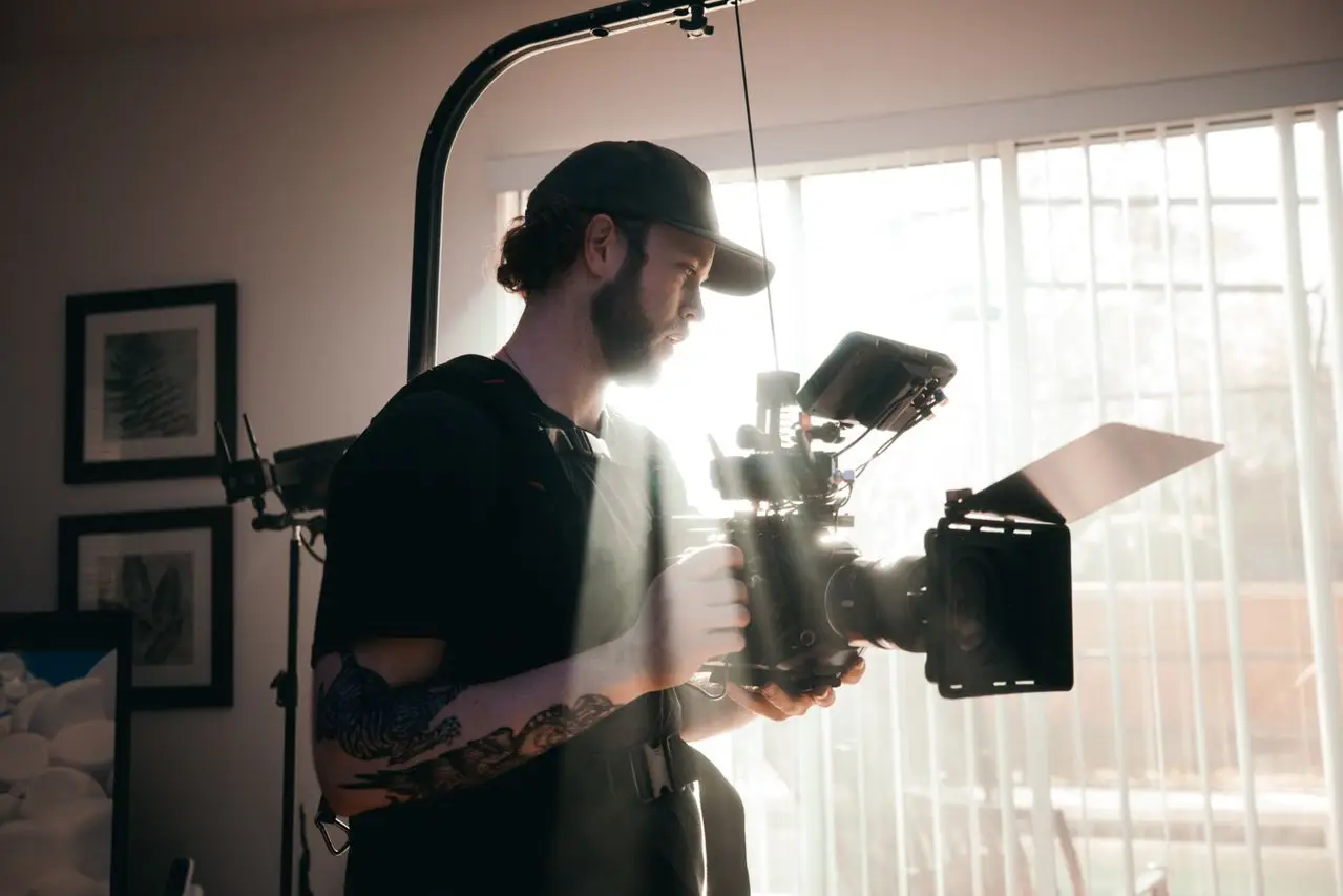 Professionelles Videostudio mit Licht und Kameratechnik